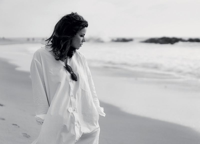 С семнадцати лет Анна училась в Европе, а сейчас живет и работает в Америке вместе с мужем, виолончелистом Евгением Тонха, и дочками