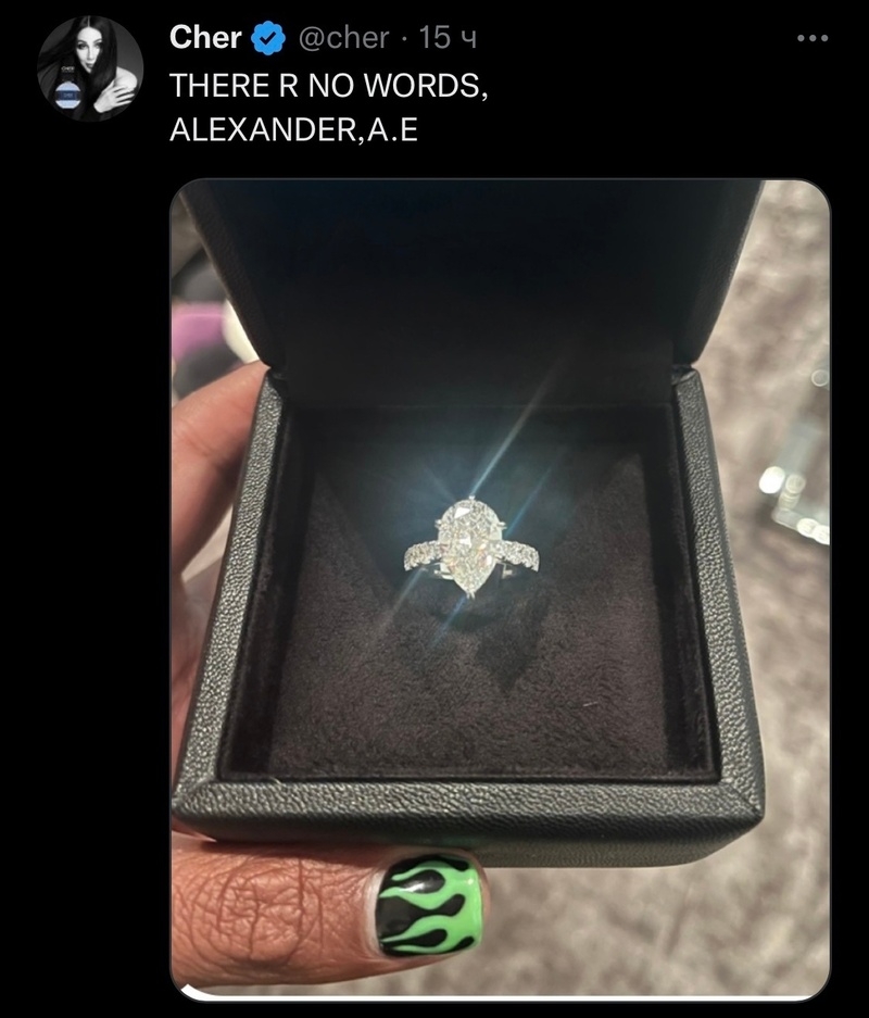 Певица показала кольцо с большим драгоценным камнем