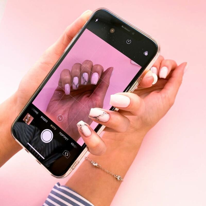 Маникюр с мрамором