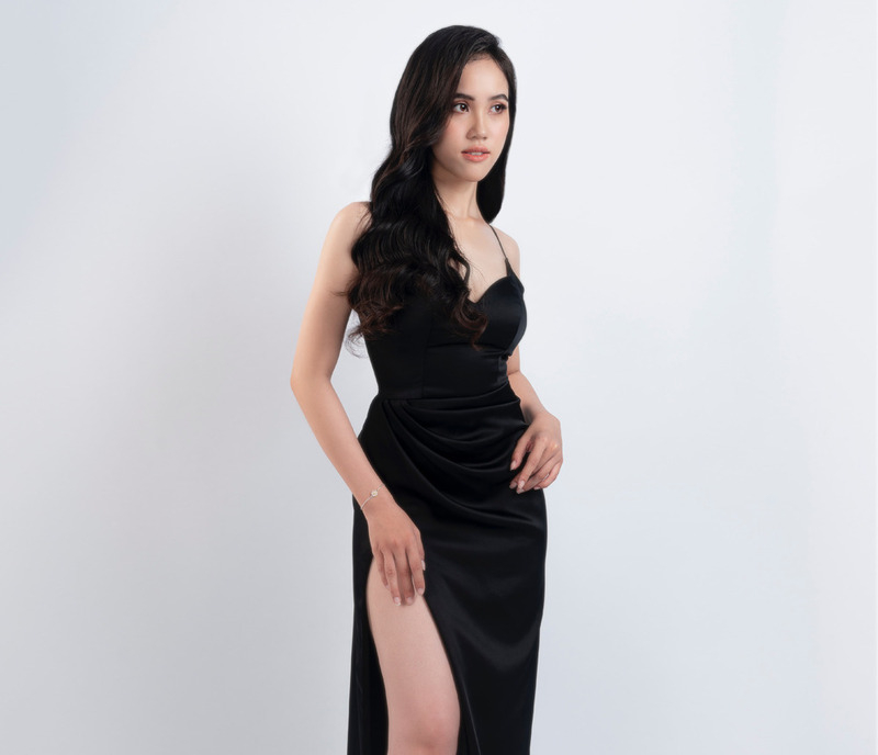 Если предпочитаете классическое черное платье, то выбирайте модели с модными деталями, например, вырезом от бедра