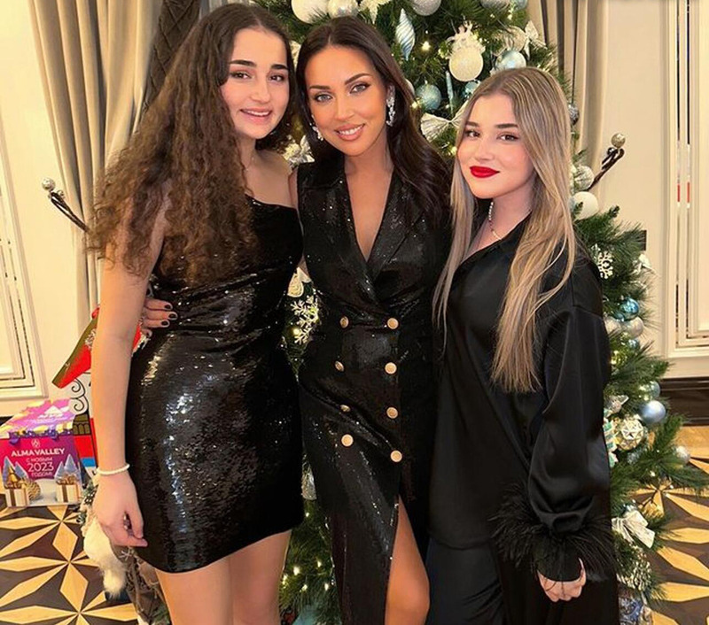 Алсу с 16-летней Сафиной и 14-летней Микеллой