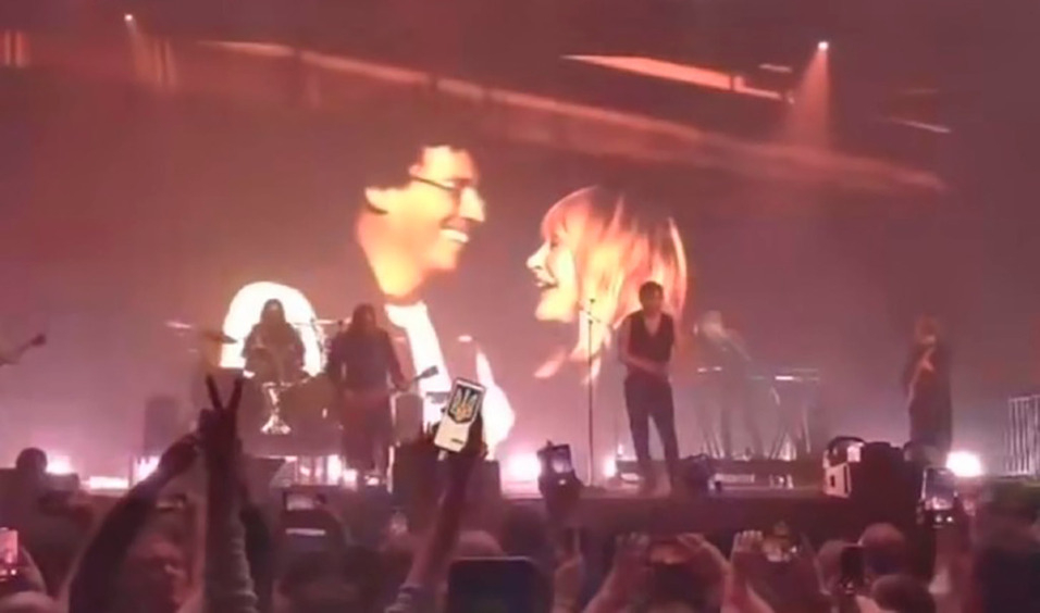 Пугачева и Галкин на концерте "Би-2"