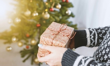 что подарить его любимой маме