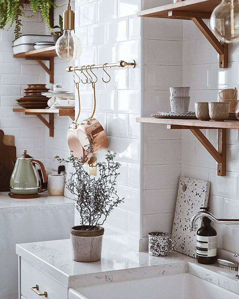 Выбор парижан – натуральные материалы, которые со временем красиво стареют и становятся только лучше: дерево, медь, мрамор, латунь, природный камень, керамика, гипс