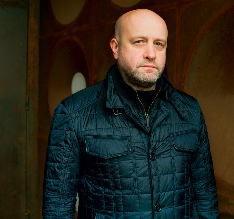 Поступать в театральный вуз Виталий поехал за компанию с друзьями, хотя в то время не особенно любил искусство перевоплощения.