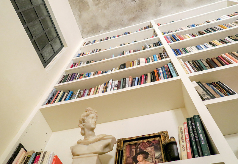 Самобытность и интеллигентность – пожалуй, главные координаты, в которых существует всегда чуть-чуть богемный парижский мир