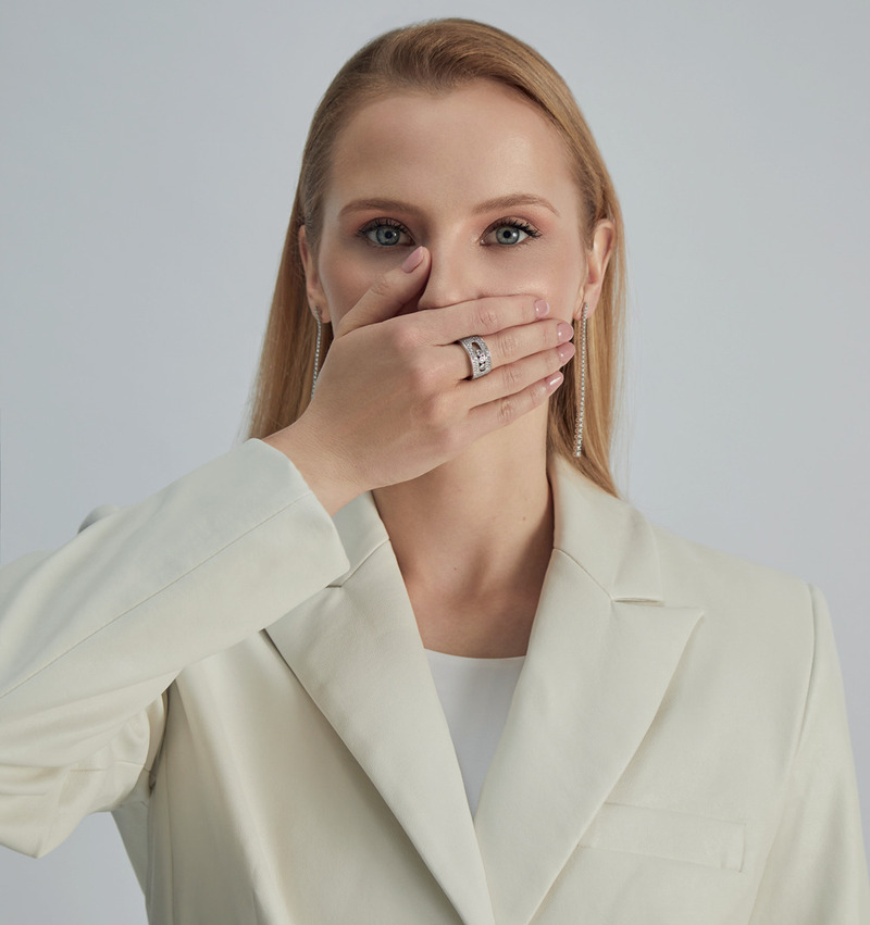 Кожаное пальто, Namelazz; топ, Laroom; кольцо из коллекции Move Joaillerie, Messika; серьги из коллекции Classic, Mercury