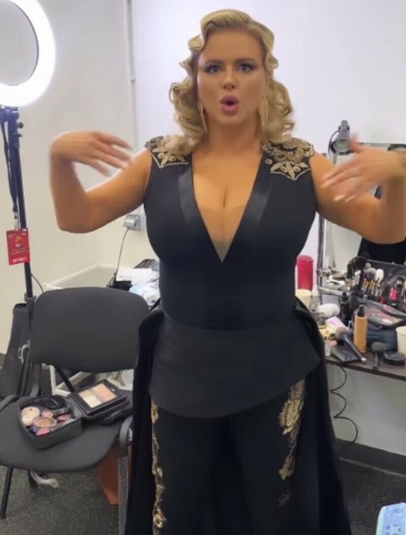 Певица продемонстрировала свой пышный бюст