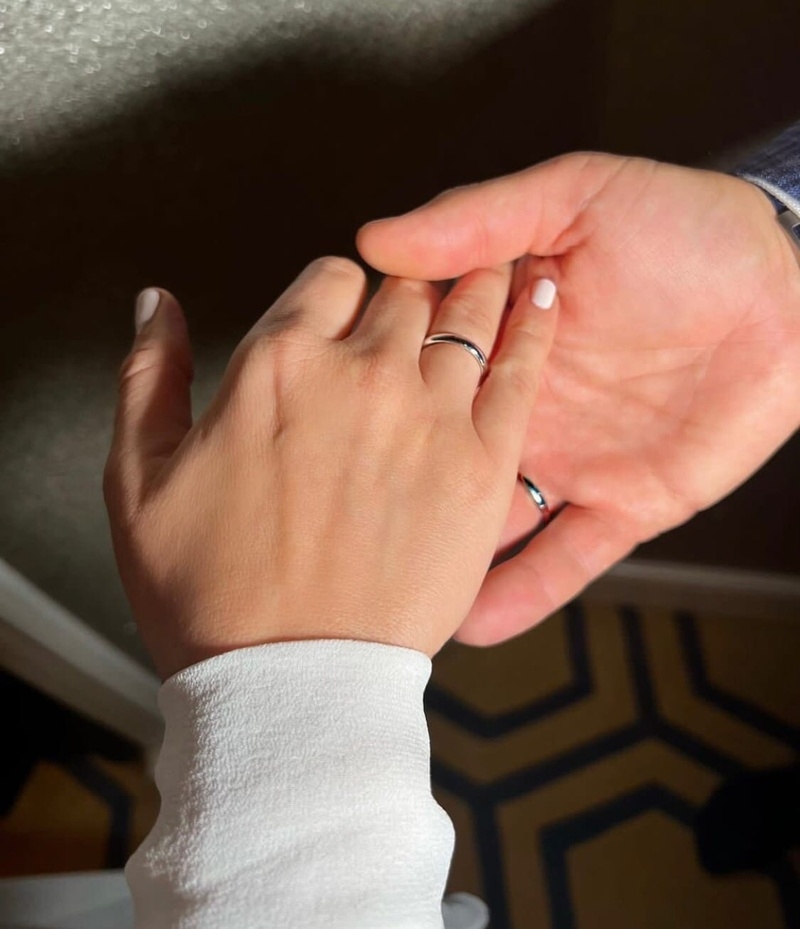 Пара показала свои обручальные кольца