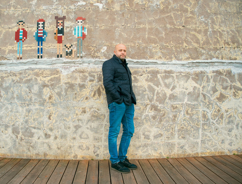 Долгое время актер служил в репертуарном театре, а сейчас на вольных хлебах. Зато в его фильмографии интересных работ прибавилось