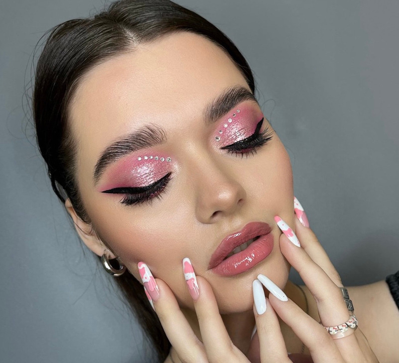 В новогоднюю ночь можно себе позволить стразы и камни