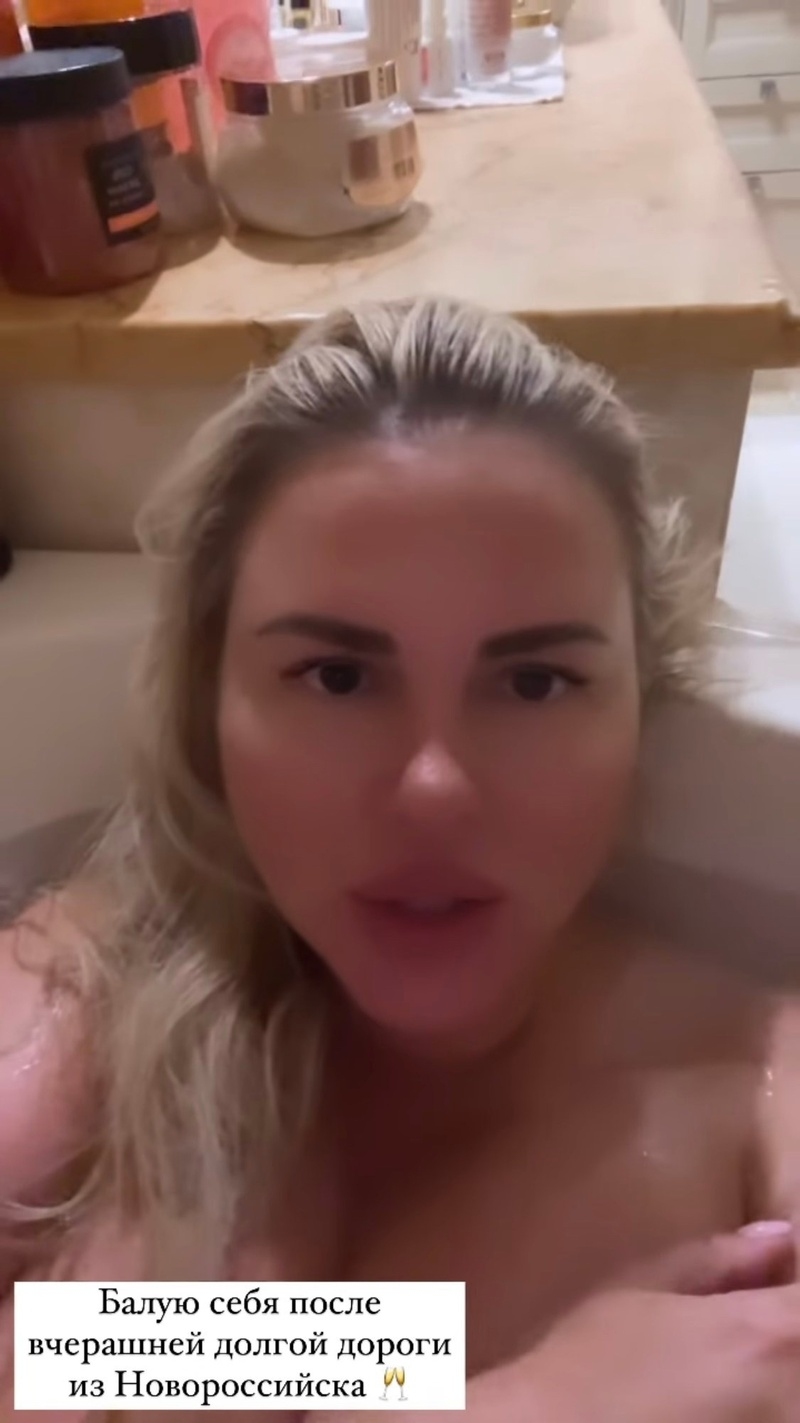 Певица блеснула огромным бюстом