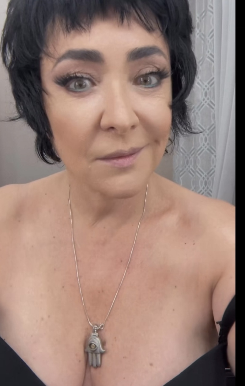 Певица блеснула своими прелестями