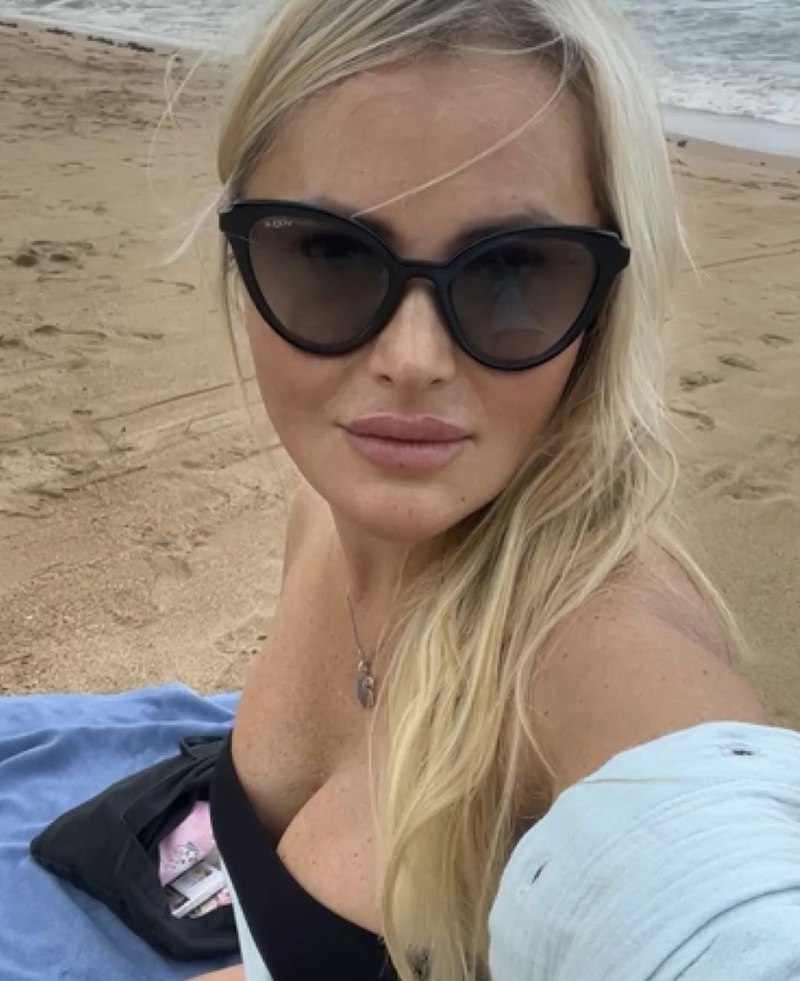 Ведущая блеснула прелестями