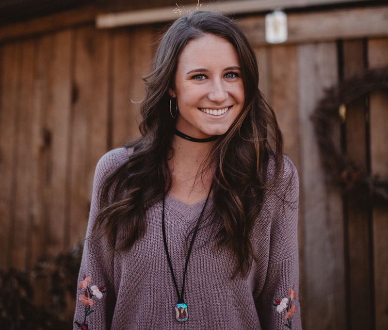 Свитера с V-образным вырезом уже неактуальны