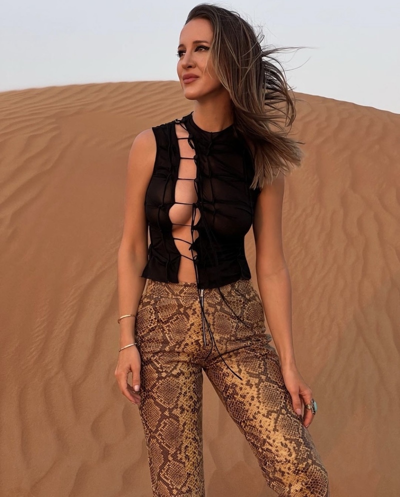 Знаменитость показала свои прелести в сексуальном топе