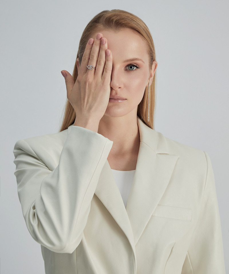 Кожаное пальто, Namelazz; топ и брюки, все – Laroom; туфли, gianvito rossi; кольцо из коллекции Lucky Eye, Messika; серьги из коллекции Classic, Mercury