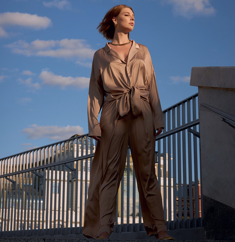 Удивительно, но, имея за плечами серьезный модельный бэкграунд, Светлана не особо любит красные дорожки, считая, что подготовка к ним очень энергозатратна