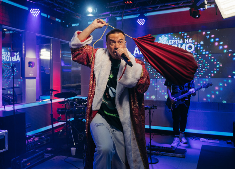 Для исполнения новогодней песни Серов всегда облачается в наряд Деда Мороза