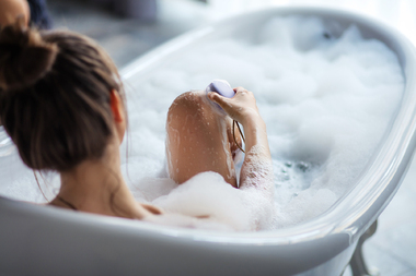 Целлюлит, уходи: какие бьюти-средства и процедуры помогут избавиться от «апельсиновой корки»