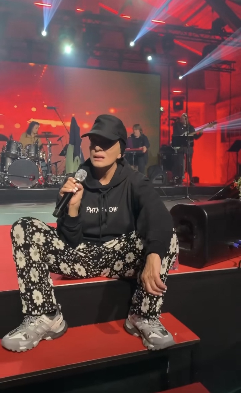 Поклонников певицы удивила ее поза