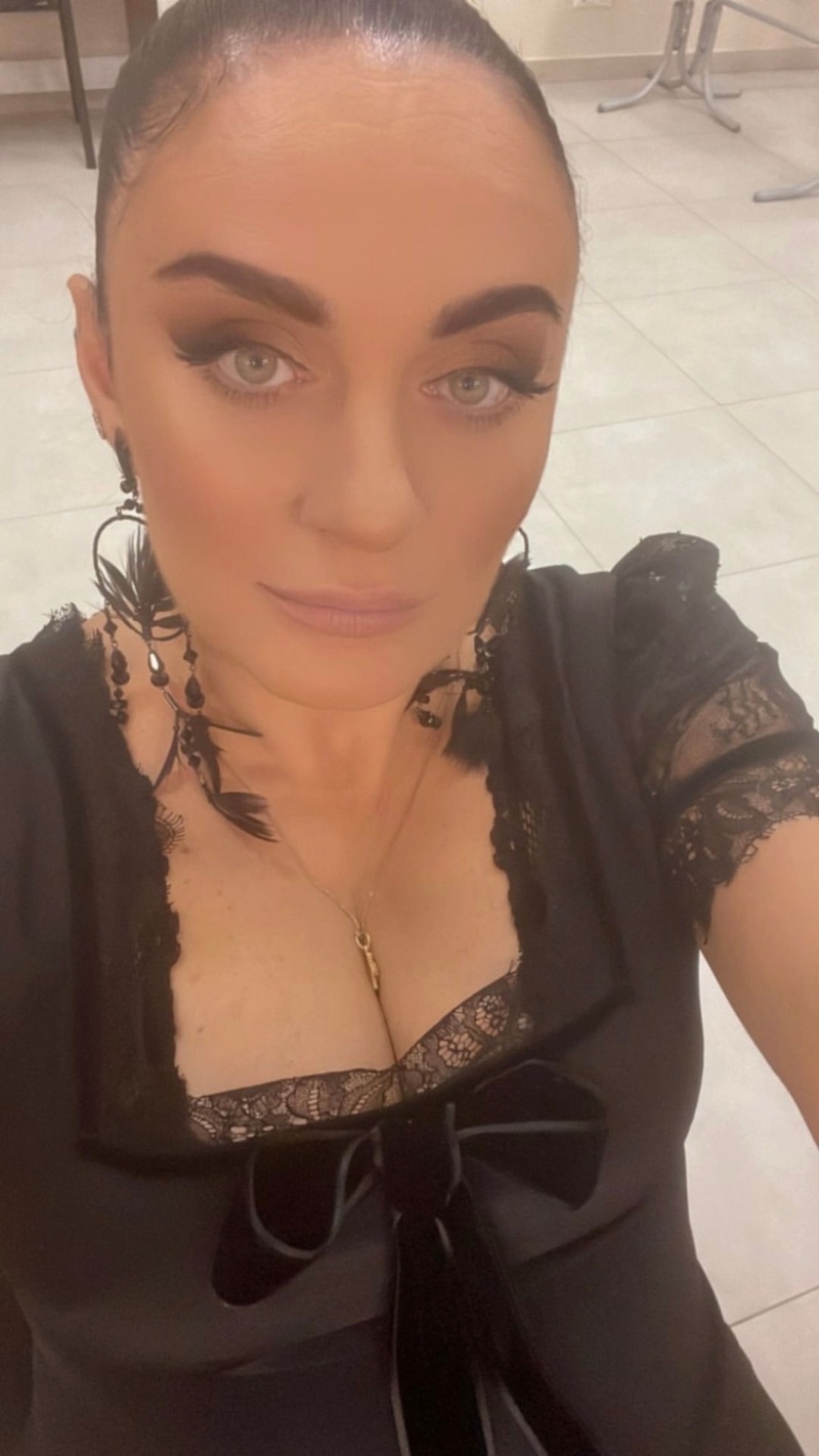 Певица похвасталась пышным бюстом