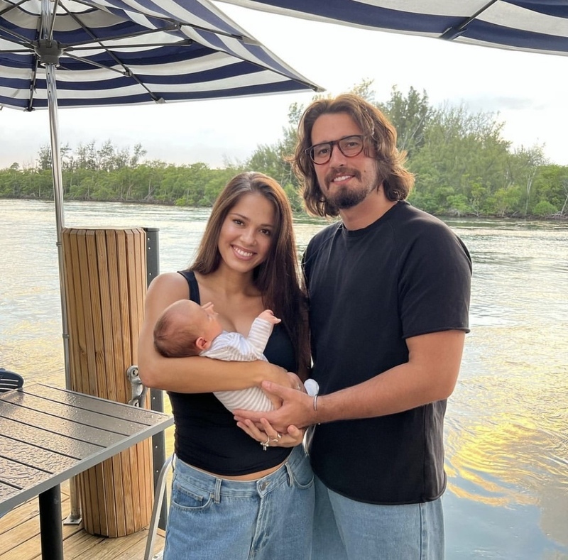 Девушка показала новорожденного ребенка