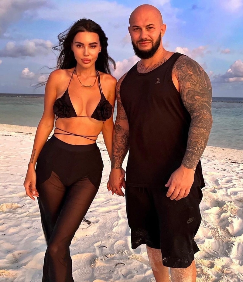 Бизнесвумен блеснула пышным бюстом