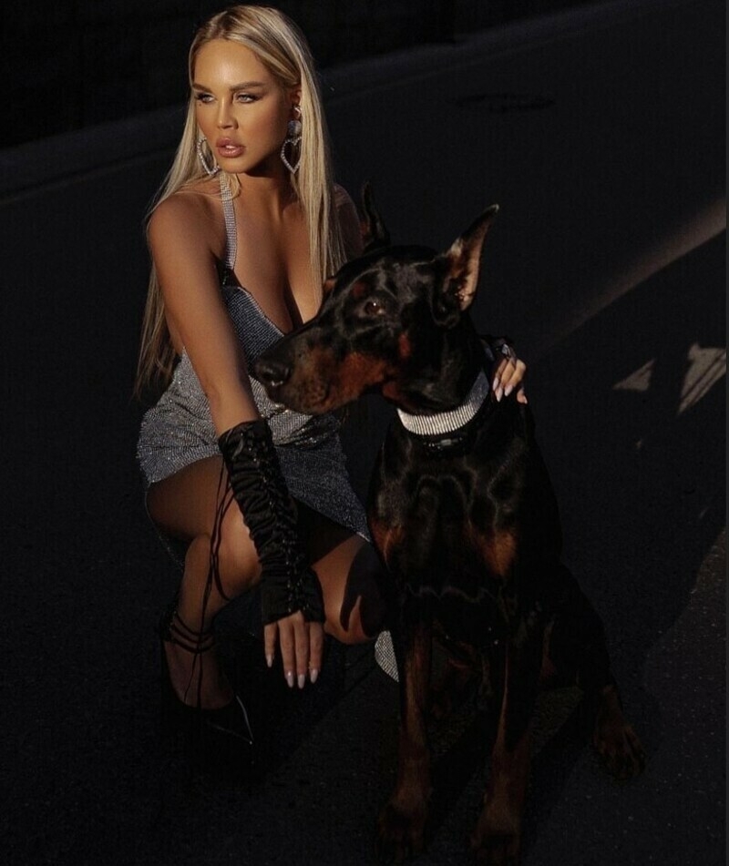 Звезда продемонстрировала свой пышный бюст