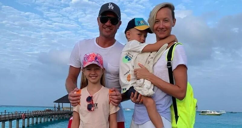 Роман Костомаров с семьей