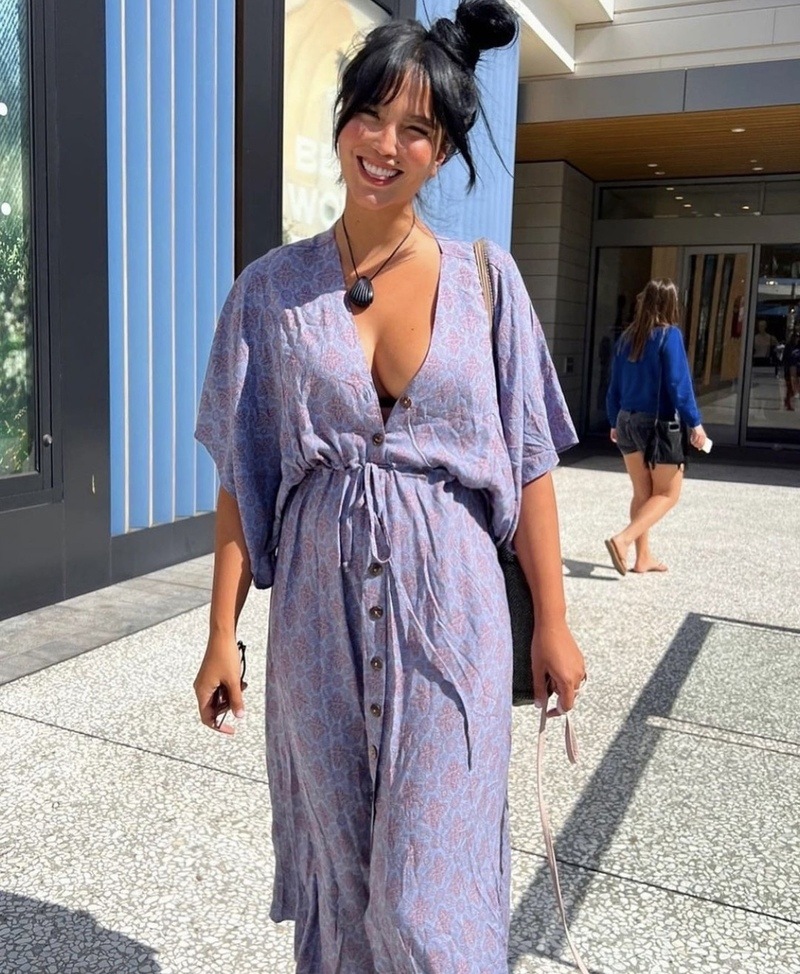 Художница похвасталась своим эффектным бюстом