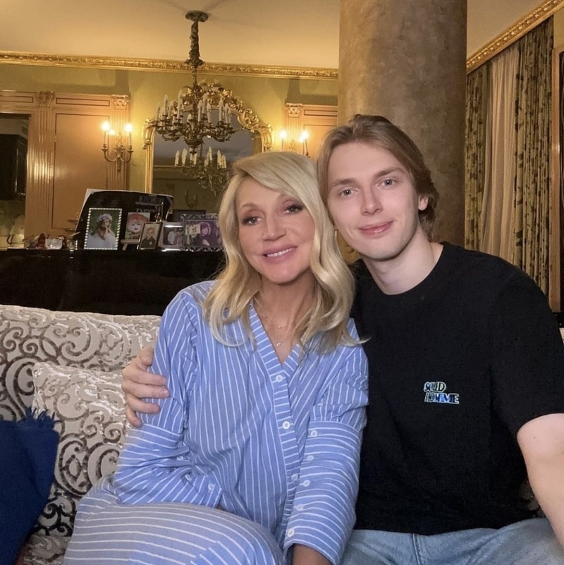 Певица с сыном Дени Байсаровым