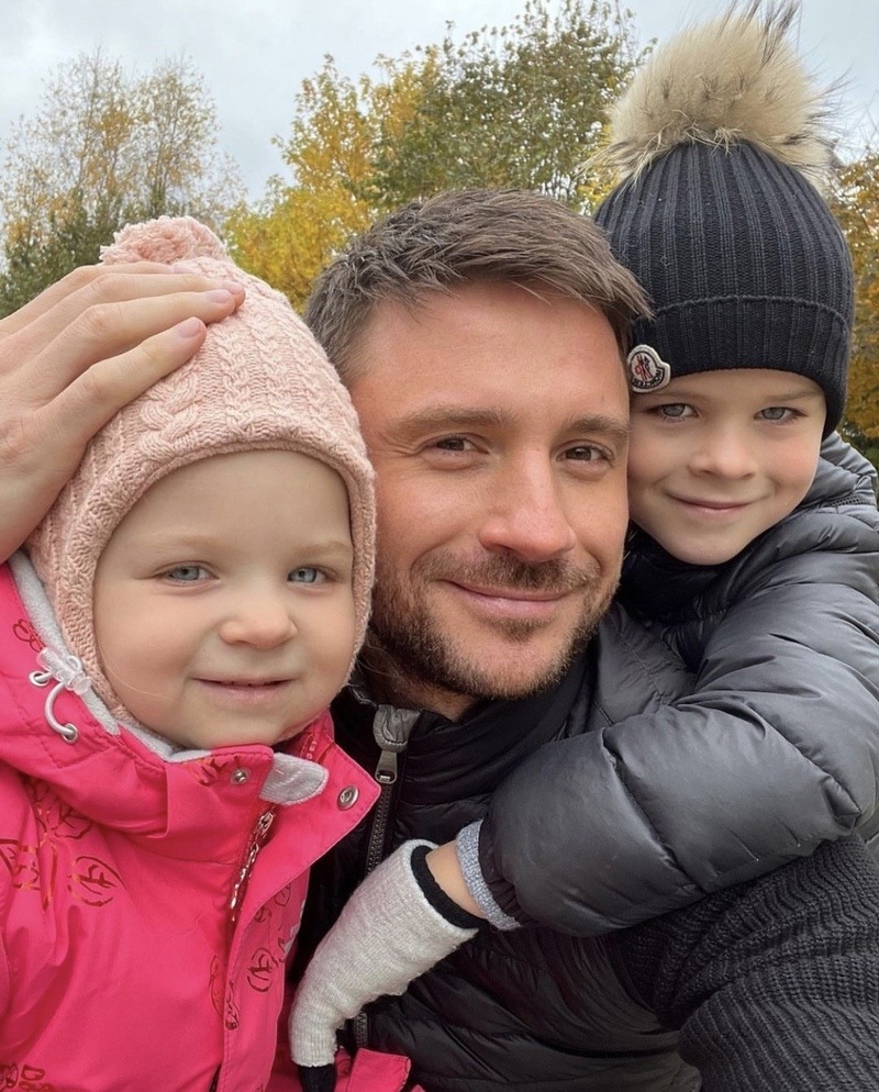 Певец с сыном Никитой и дочкой Анной