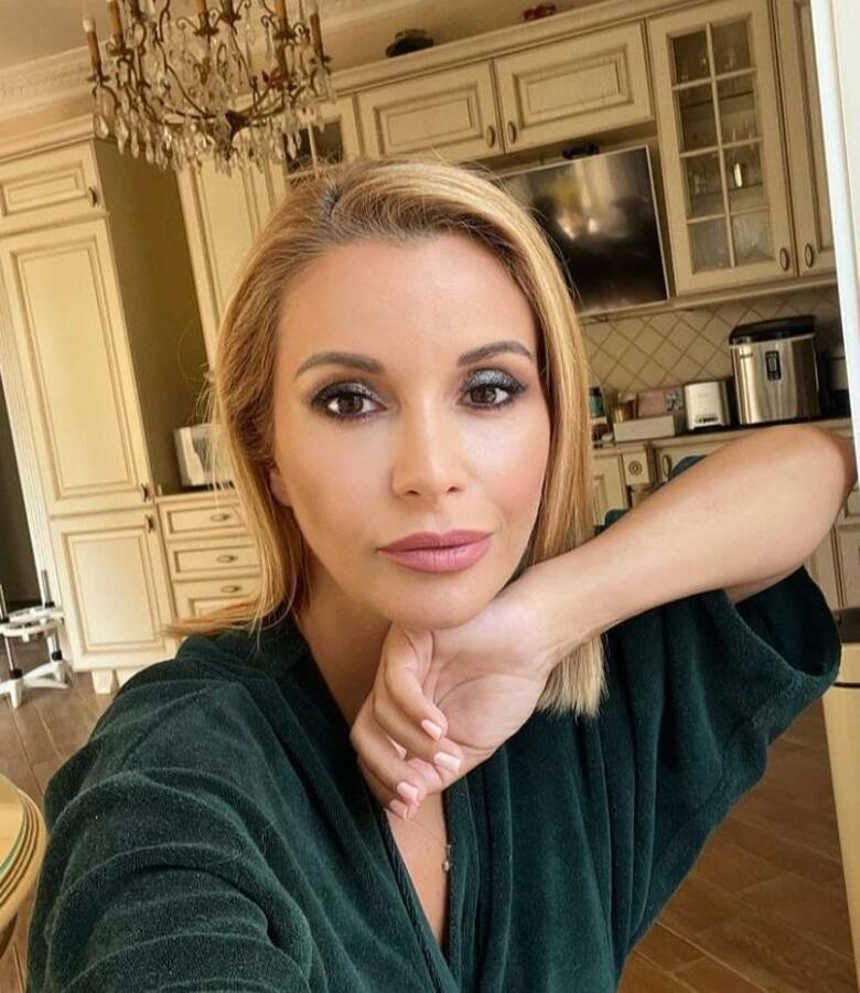 «Видно же, что животик накладной»: поклонники считают, что 44-летняя Ольга Орлова имитирует беременность