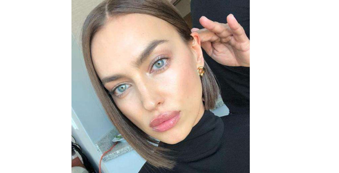 Грудь Ирины Шейк не поместилась в тесном корсете