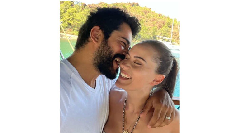 Бурак Озчивит и Фахрие Эвджен подтвердили, что ждут двойню