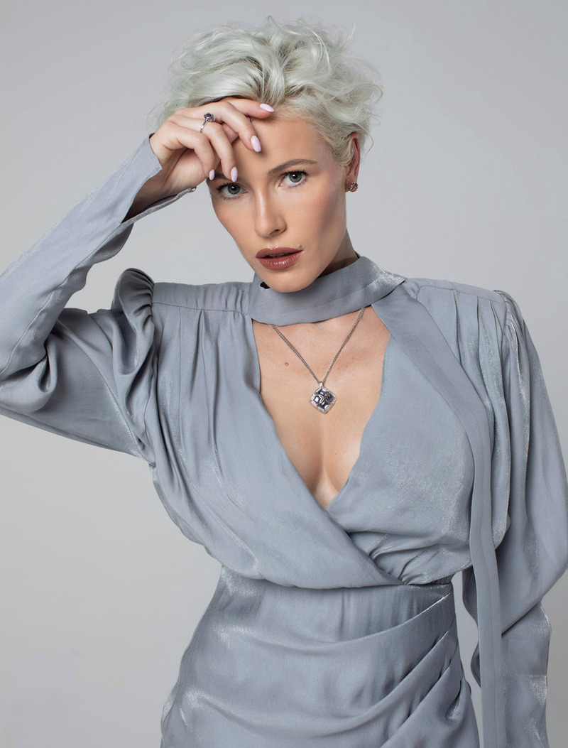 Платье, Autentiments; серьги, подвеска и кольцо из коллекции Imperiale, все – Chopard