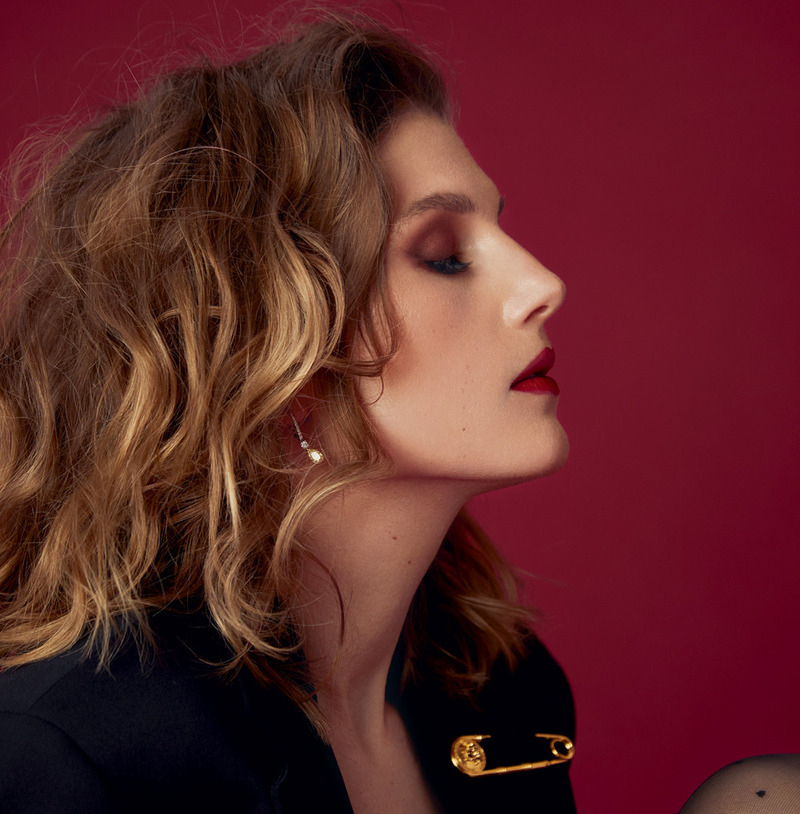 Жакет, Versace; боди, incanto; колготки, calzedonia; босоножки, Le silla; кольцо и серьги из коллекции Сlassic, все – Mercury