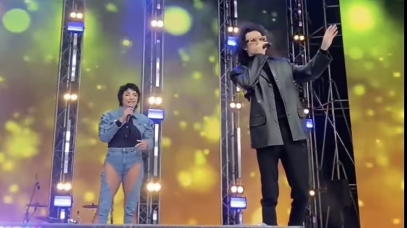 Певица похвасталась своими стройными ногами