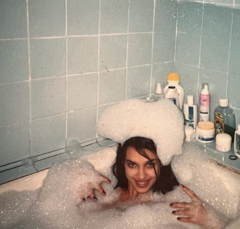 Модель показала себя в ванной