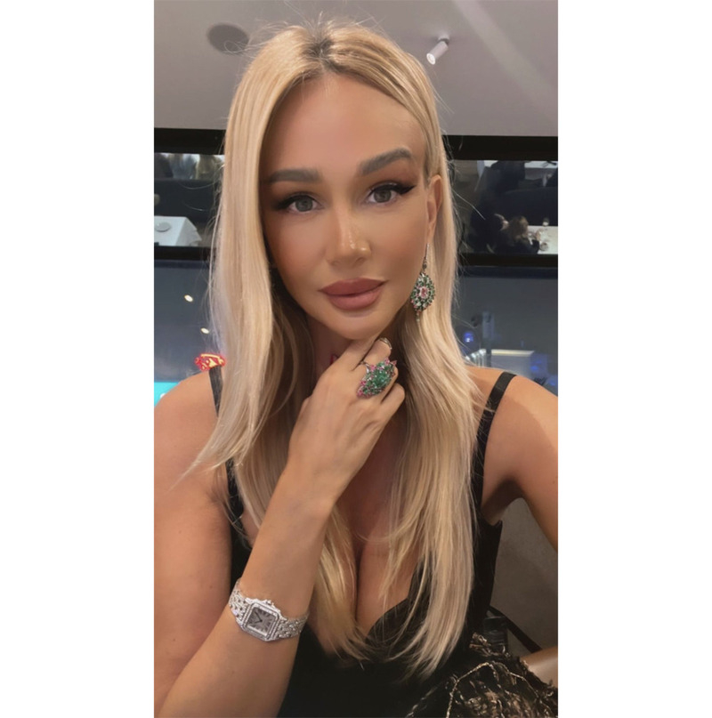 Ведущая показала свой роскошный бюст