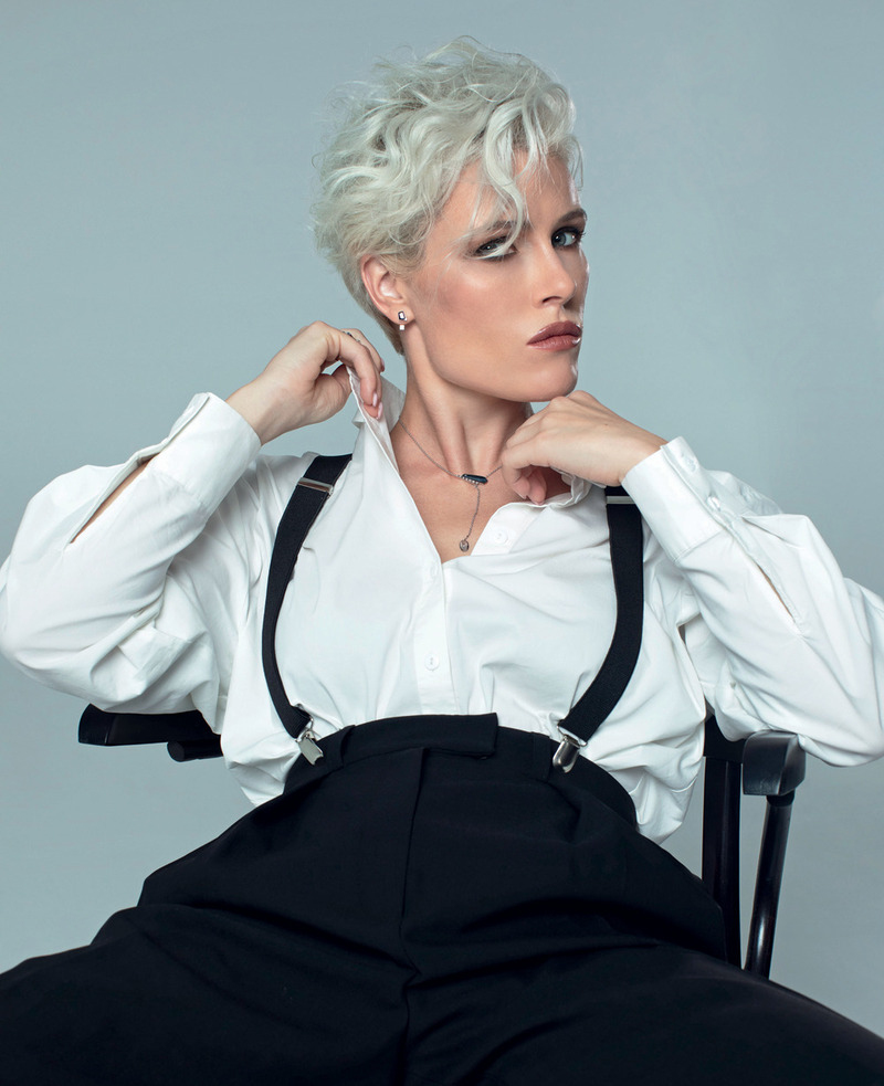 Рубашка, Van Laack; брюки, namelezz; подтяжки, Van Laack; серьги из коллекции Dynamite и колье из коллекции Crystal Haze ll, все – Stephen Webster