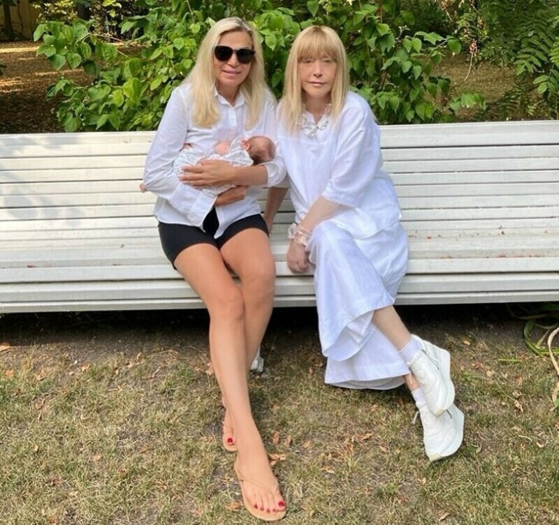 Примадонна вместе с Мариной Юдашкиной и ее внучкой