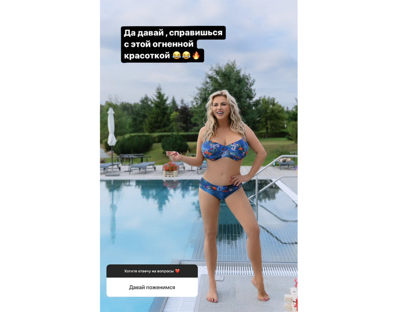 Певица похвасталась своей роскошной грудью в купальнике