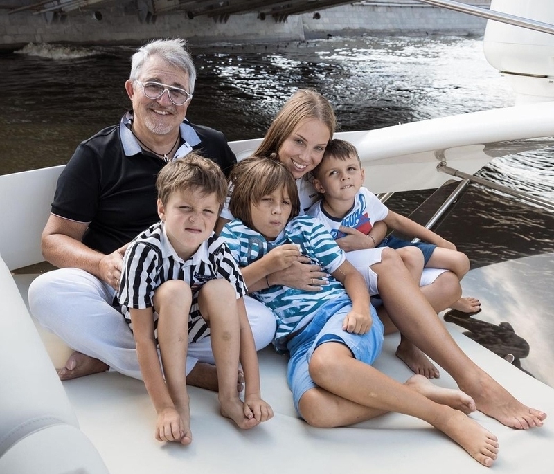 Дмитрий Дибров с семьёй