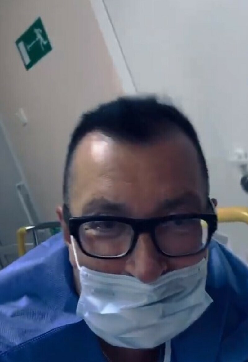 Певец мучался от боли в спине