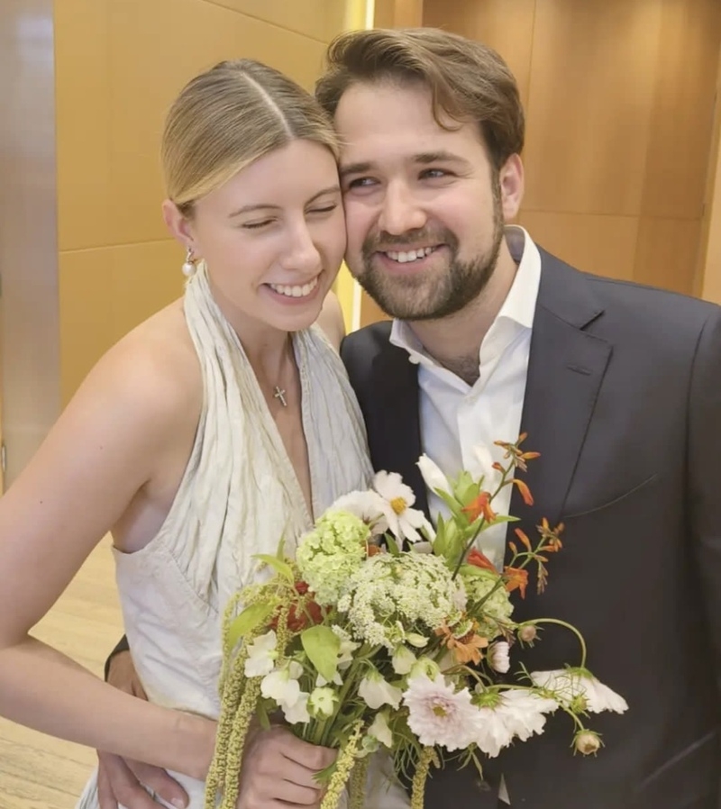 В мае девушка объявила о своей помолвке