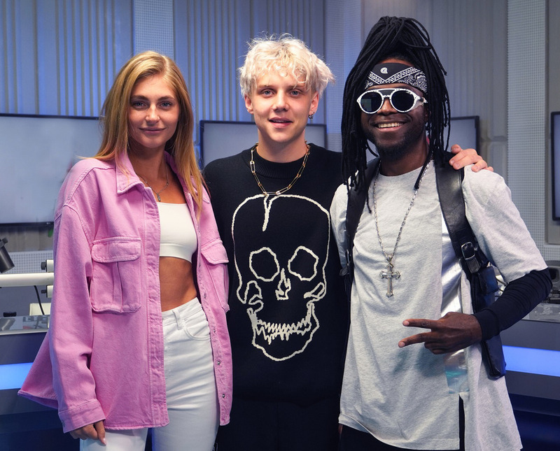 Ваня Дмитриенко с ведущими