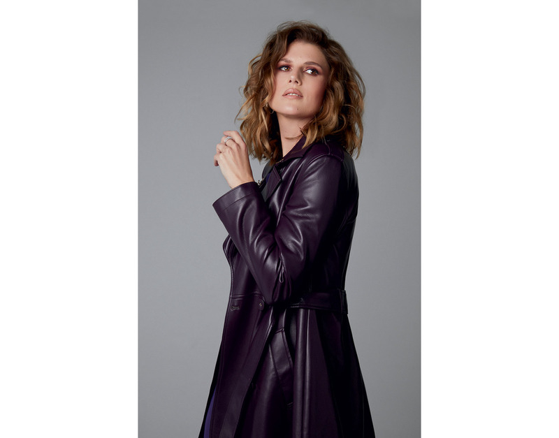 Кожаный плащ, Patrizia Pepe; платье, Yuliawave; кольцо из коллекции Miss Russia, серьги из коллекции Сlassic, все – Mercury