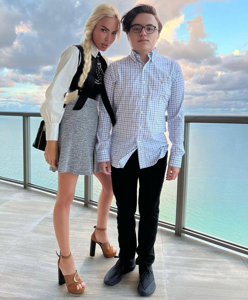 Алиса Лобанова с сыном Евгением